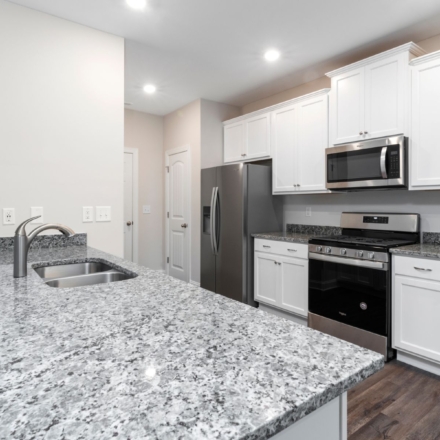 Foto de una mesada de granito en una cocina moderna, limpia y en tonos claros.