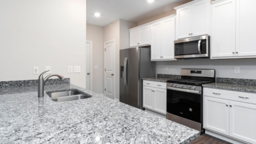 Foto de una mesada de granito en una cocina moderna, limpia y en tonos claros.