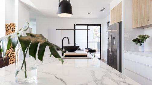 Foto de mesada de mármol a la veta muy moderna en una cocina americana sofisticada y contemporánea.