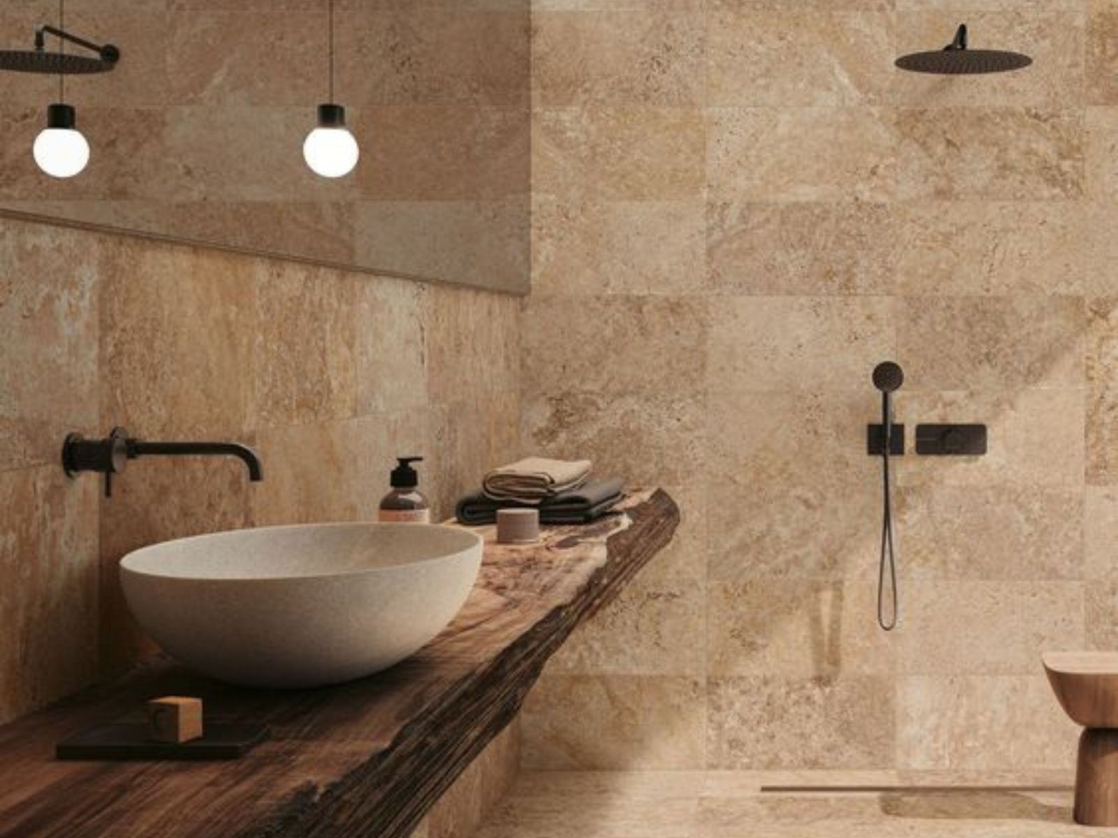 Foto de un baño integramente hecho en travertino. El baño parece un spa, muy moderno. Con iluminación suave, duchador y bacha de madera.